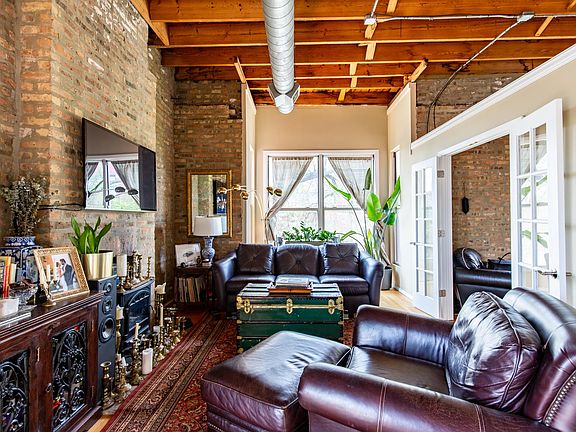 3rd image of 715 N Paulina St APT 3