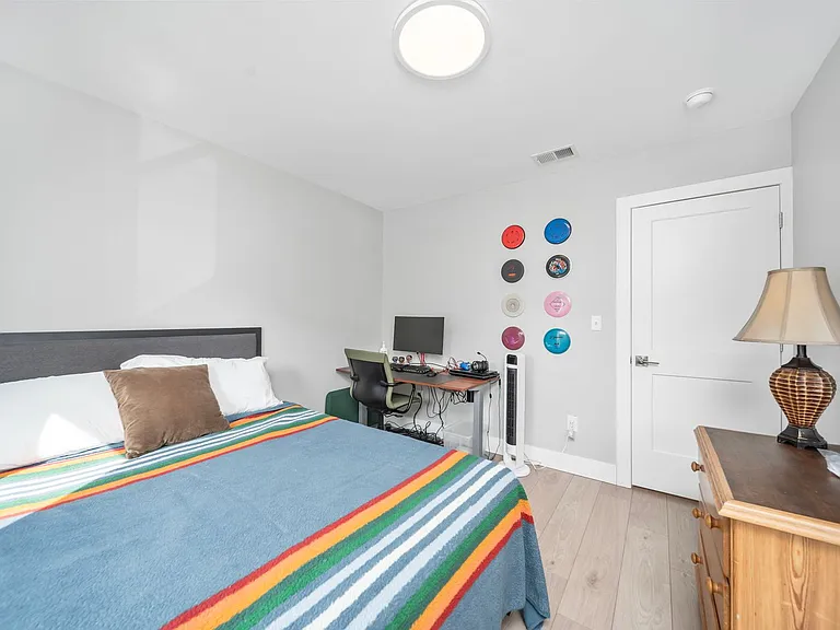622 W State St — Photo 21