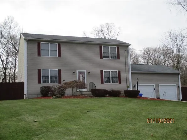 9 Hoxie Ct, West Warwick, RI 02893