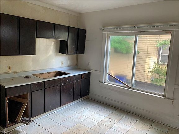 5th image of 13504 Benwood Ave