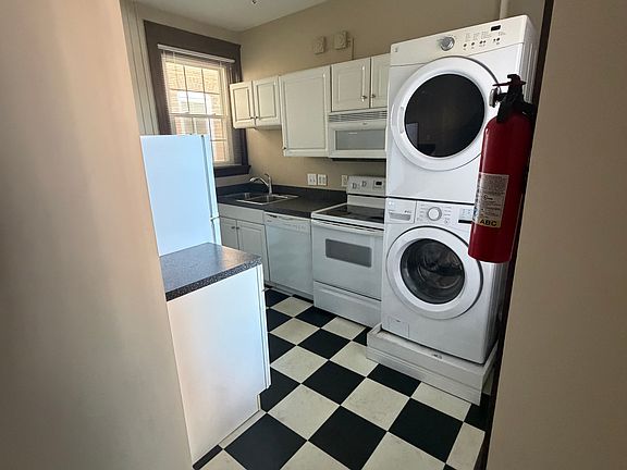 3rd image of 156 1/2 W Wheeling St APT 3