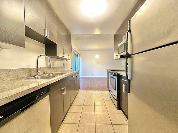 4th image of 919 N Alfred St #207