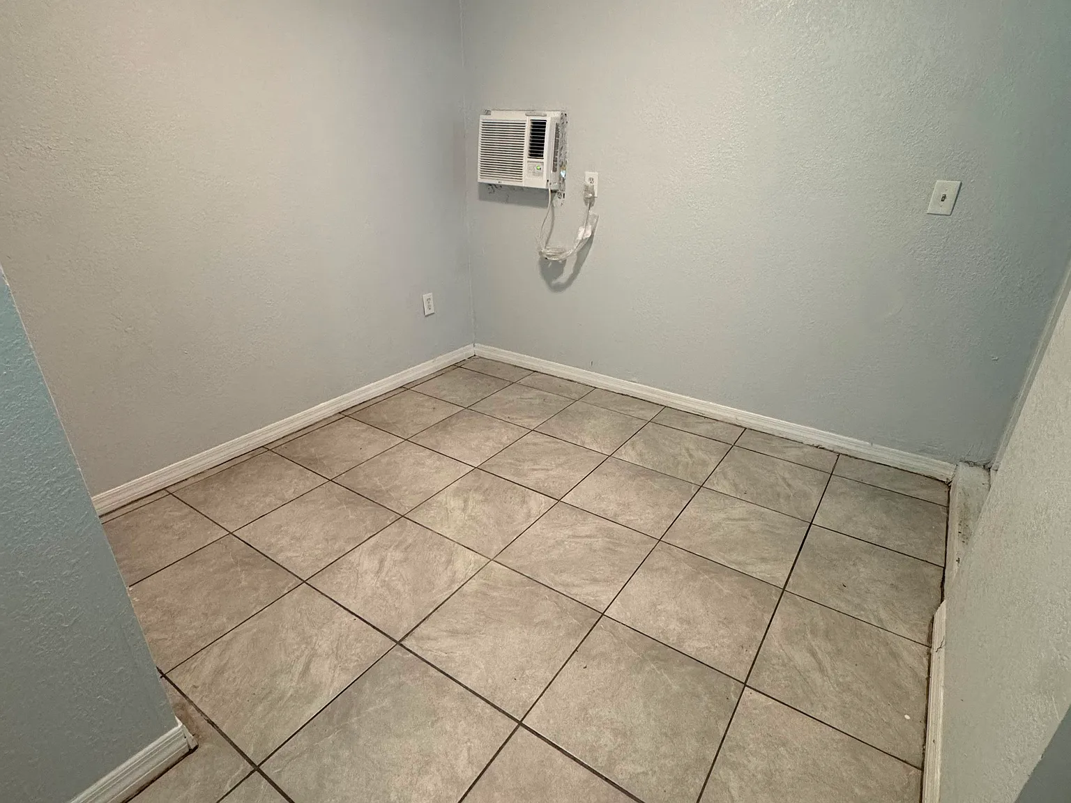 3 bed, 780 sqft, $1,800 — Photo 2