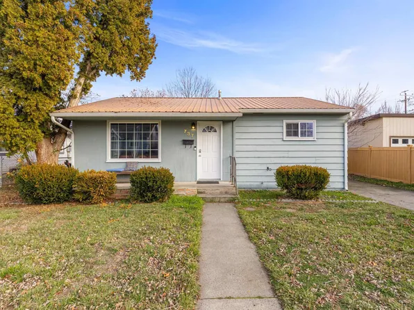 737 4th St, Clarkston, WA 99403