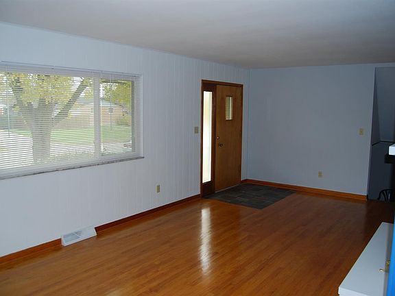 5th image of 544 Tremont Ct