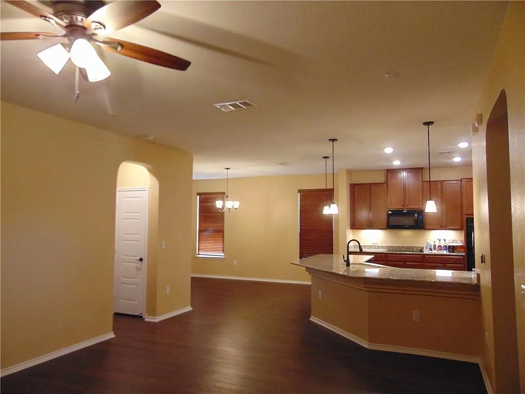 3 bed, 2.0 bath, 1647 sqft, $2,095 — Photo 3