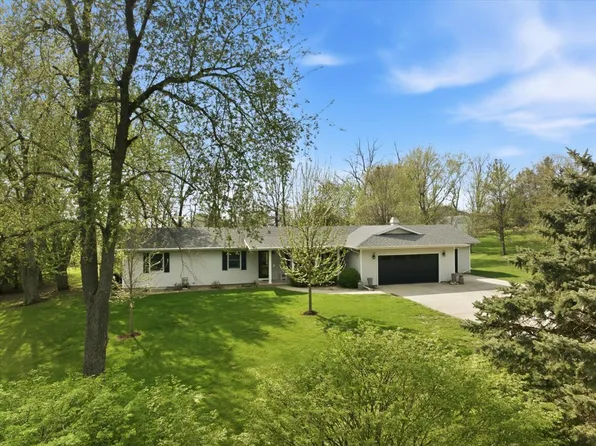 8656 Prairie Trl, Bloomington, IL 61705