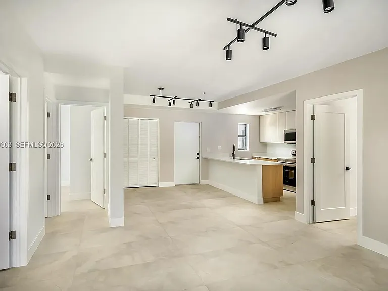 5423 NE Miami Ct #7 — Photo 4