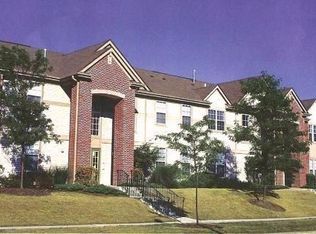 1672 Carlemont Dr APT E, Crystal Lake, IL 60014