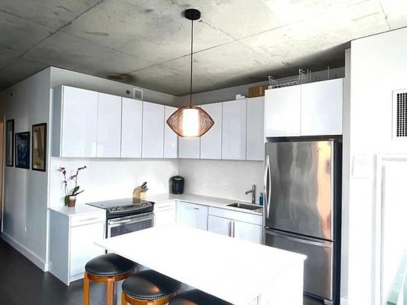 5th image of 218 W Illinois St #1602