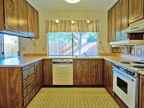 4th image of 8391 Sierra Sunset Dr
