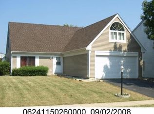 102 Red Cedar Dr, Streamwood, IL 60107