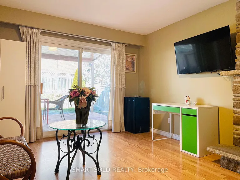 40 Mintwood Dr #UPPER — Photo 3