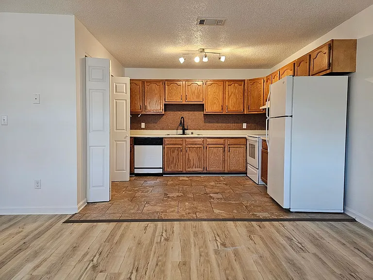Spacious 4 Bedroom 2 Bath Upstairs unit! — Photo 8