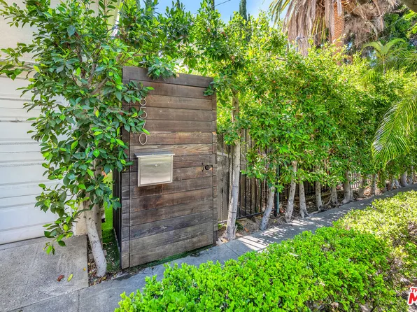8570 Sherwood Dr, West Hollywood, CA 90069