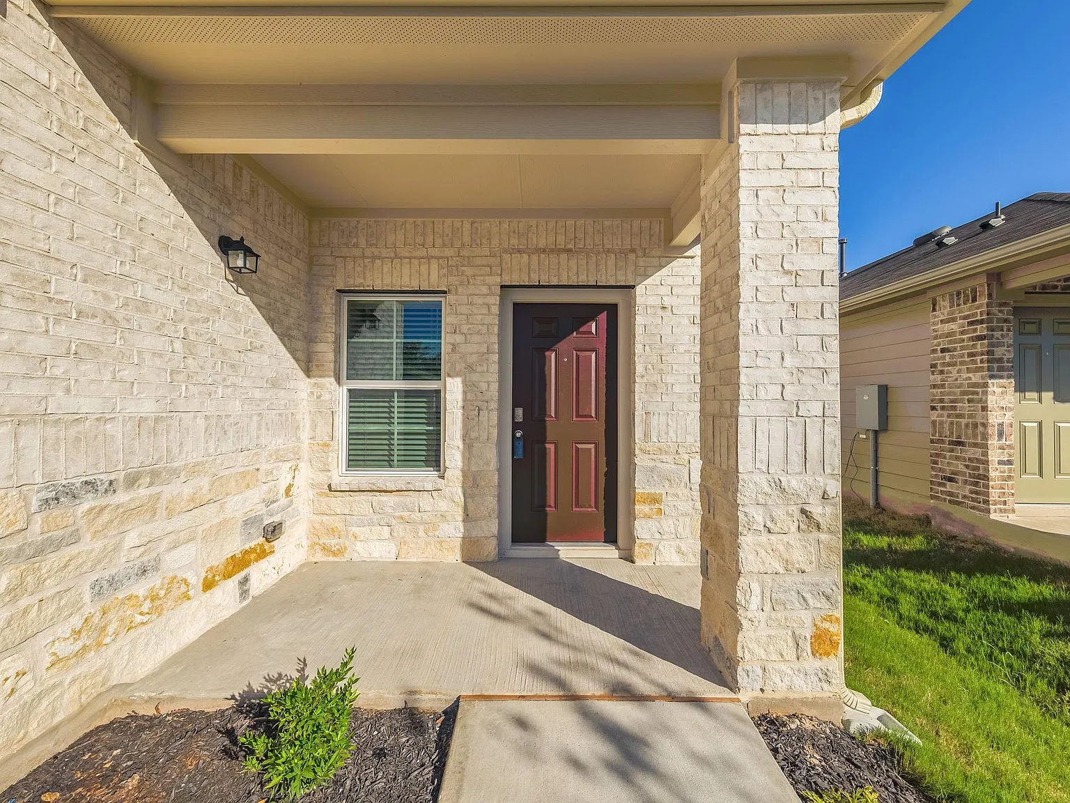4 bed, 2.5 bath, 2042 sqft, $1,995 — Photo 3