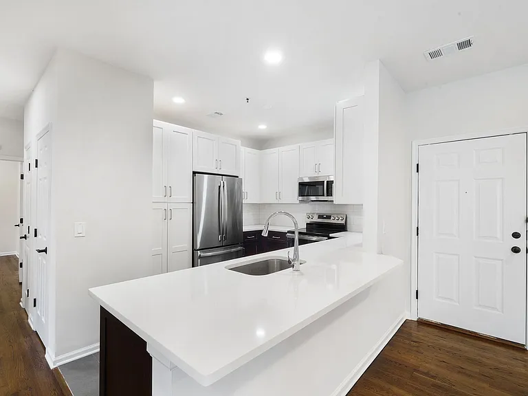 Columbia Court — Photo 47