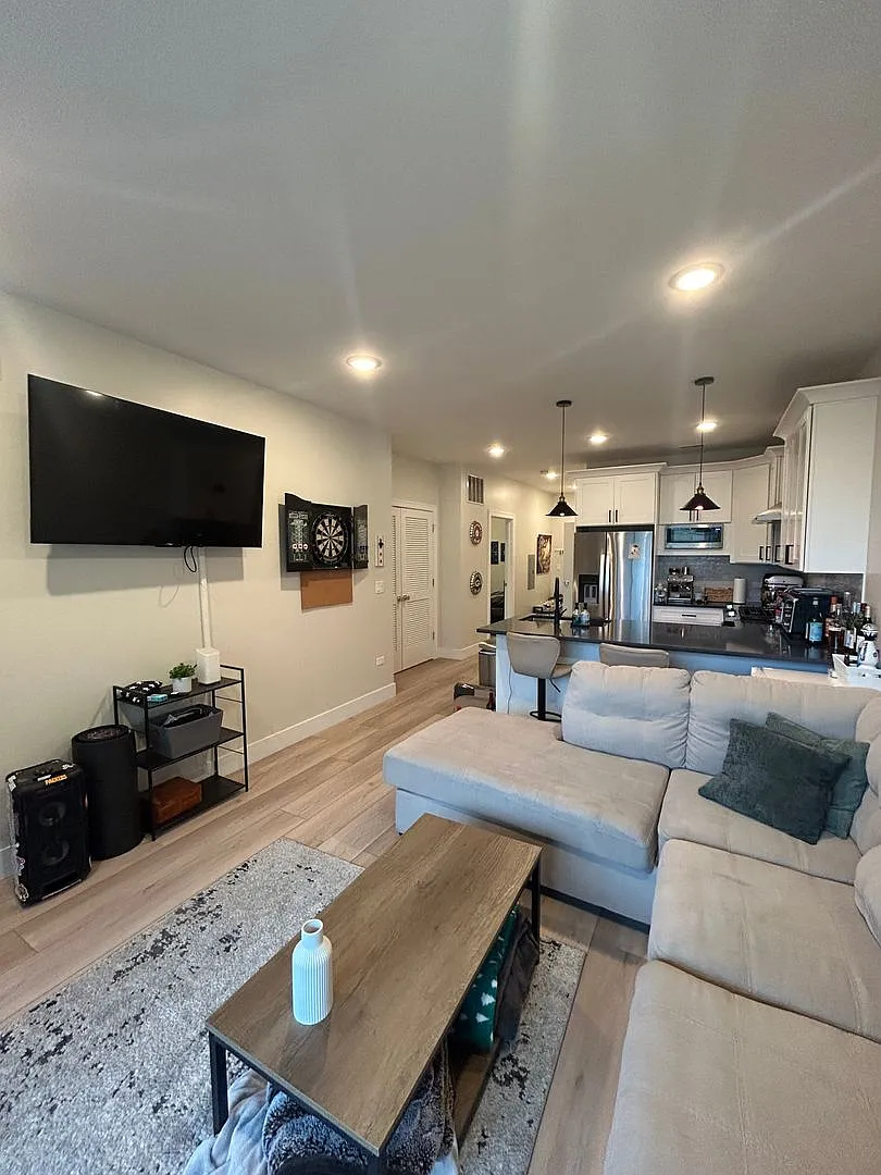 Building Photo - 1646 W Belmont Ave #201