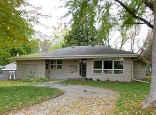 616 10th St, Windom, MN 56101