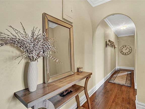 4th image of 10 Nosband Ave APT 3L
