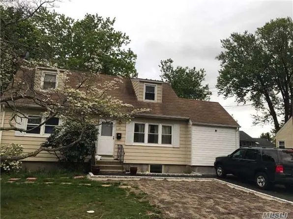 27 Hilliard Ave, Central Islip, NY 11722