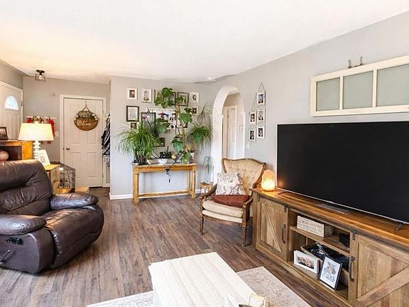 2nd image of 25 SW Centennial Cres