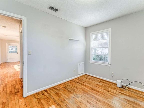 3rd image of 1407 E 2nd Ave SE