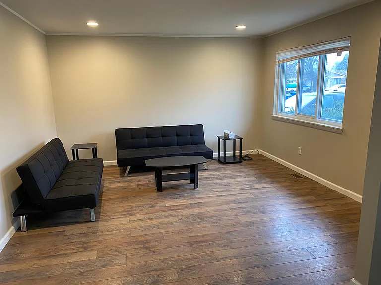 32200 Linderman Ave — Photo 3