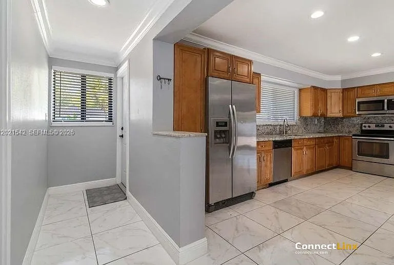 913 SW 49th Ave — Photo 9