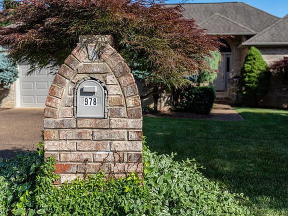 2nd image of 978 Greenbriar Dr