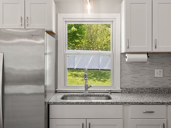 4th image of 6 Rosenfeld Rd