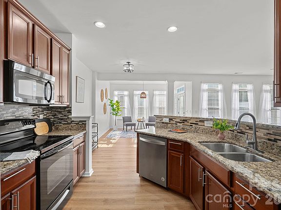 4th image of 745 Prospect Ln