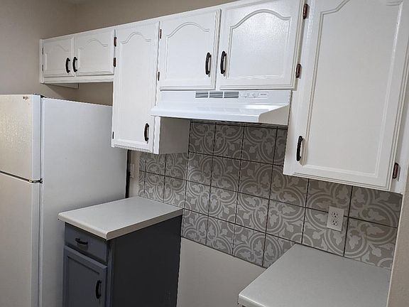 2nd image of 2314 Oxford Cir
