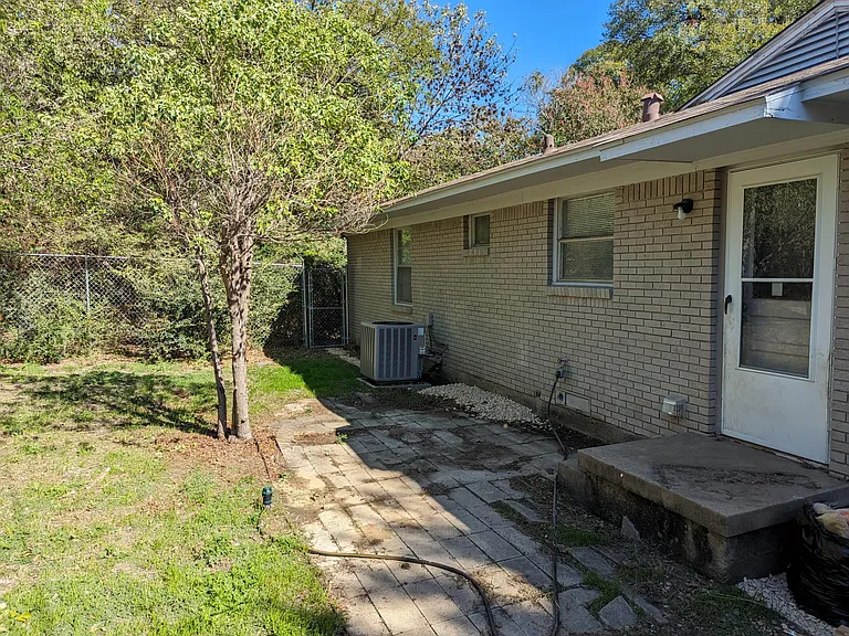 1823 Mariposa Dr — Photo 13