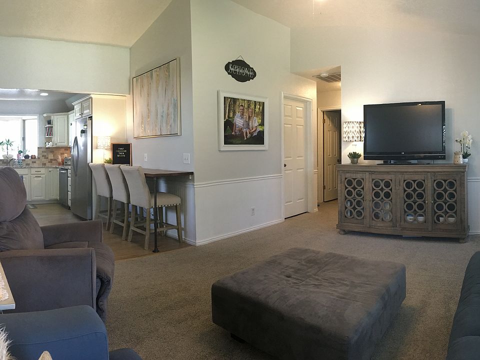 Family room @ corner of couc