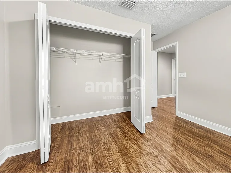 2320 Brian Lakes Dr E — Photo 12