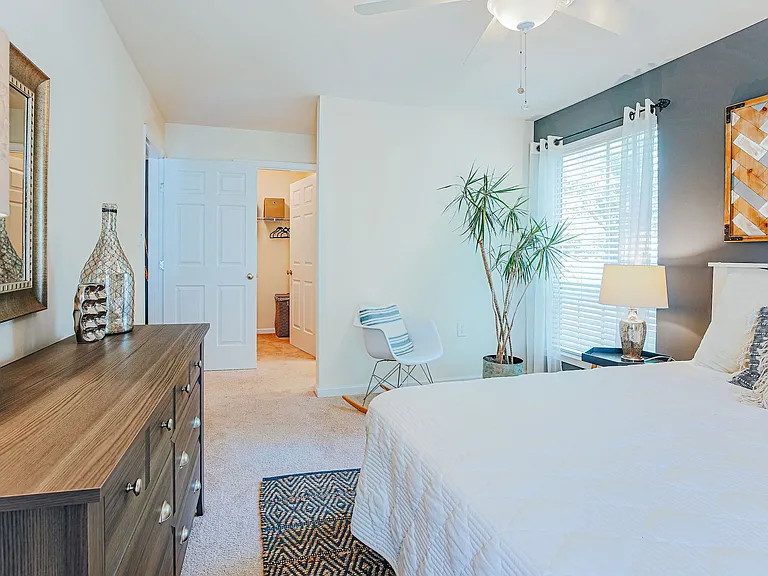 Lakeside Apartments — Photo 4