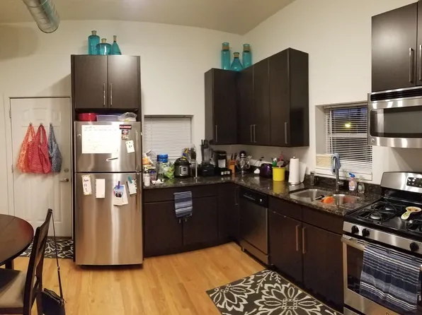 2039 W Erie St APT 2R, Chicago, IL 60612