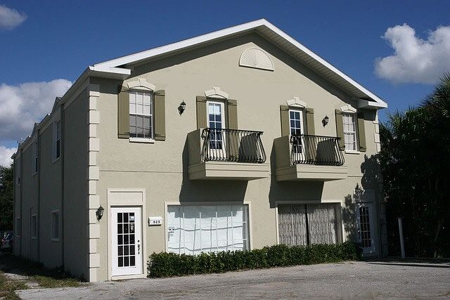 1st image of 925 Tamiami Trl S