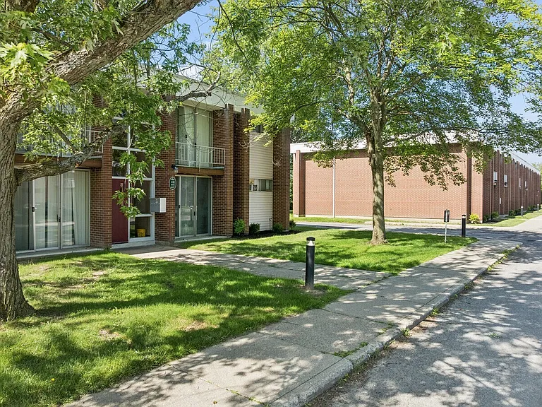 Amherst Manor Apartments — Photo 11
