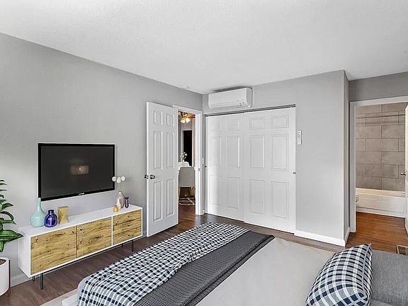 4th image of 5825 Southwest Ave #2F