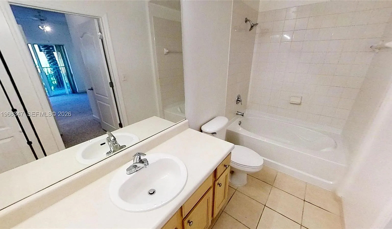 Valencia Condo — Photo 2