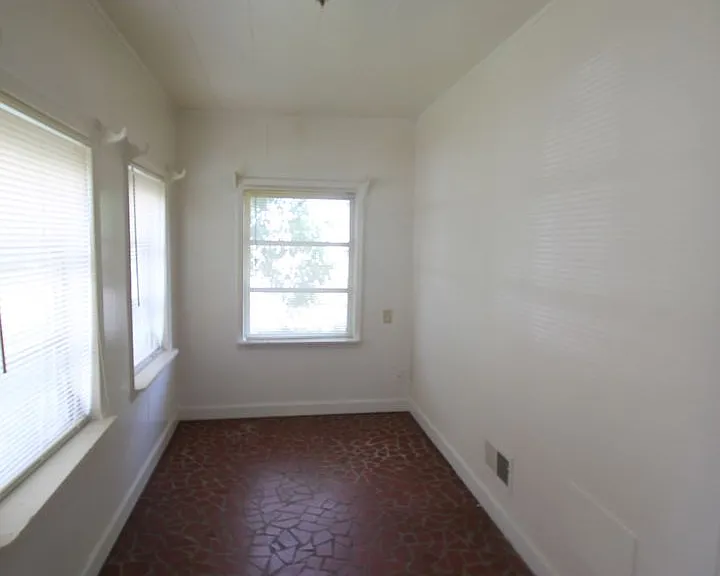556 Flint St — Photo 3