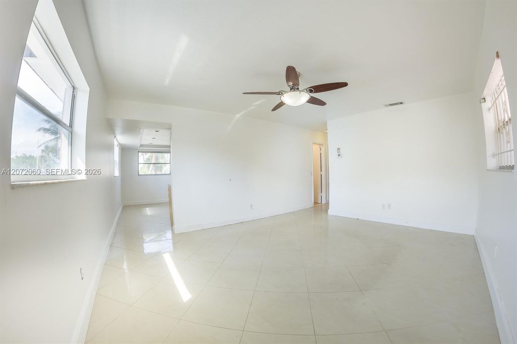 344 SW 1st St APT 6, photo 3