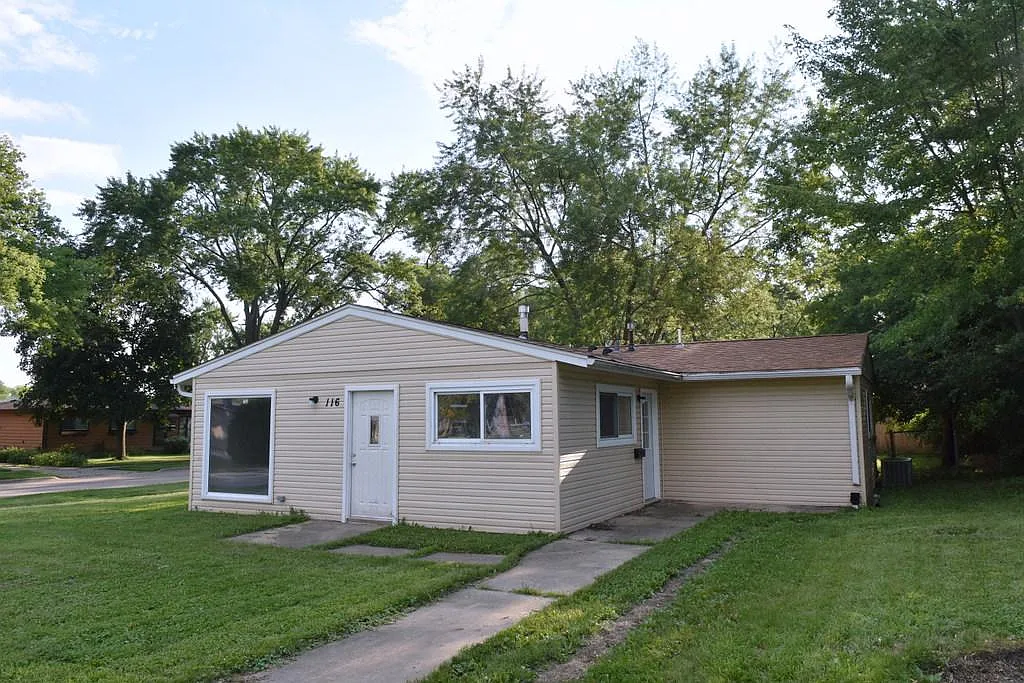 3 bed, 1207 sqft, $2,690 — Photo 1