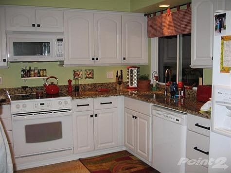 Gourmet Kitchen w/Granite