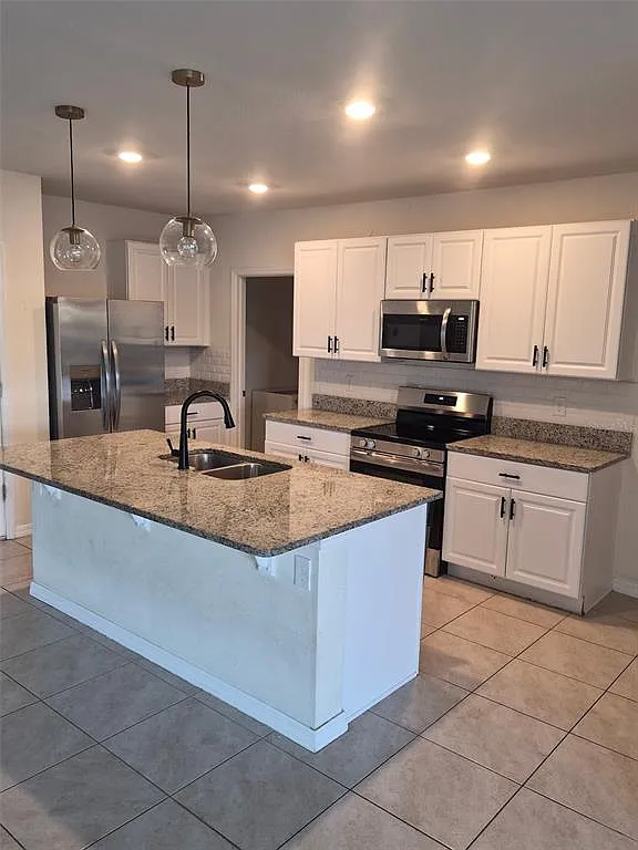 5 bed, 3.0 bath, 2508 sqft, $2,550 — Photo 2
