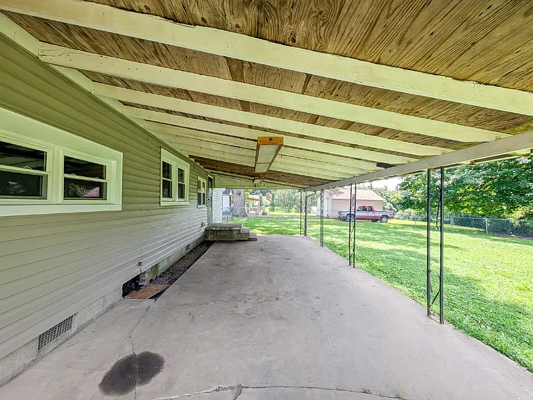 148 S Hunt St — Photo 15