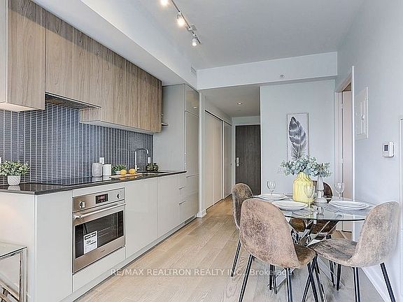 4th image of 161 Roehampton Ave #2708