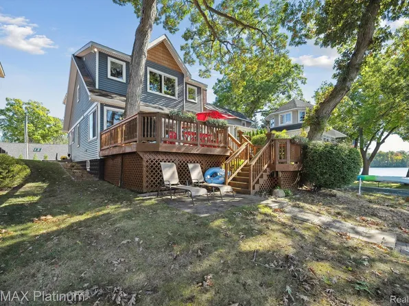 3690 Jackson Blvd, White Lake, MI 48383